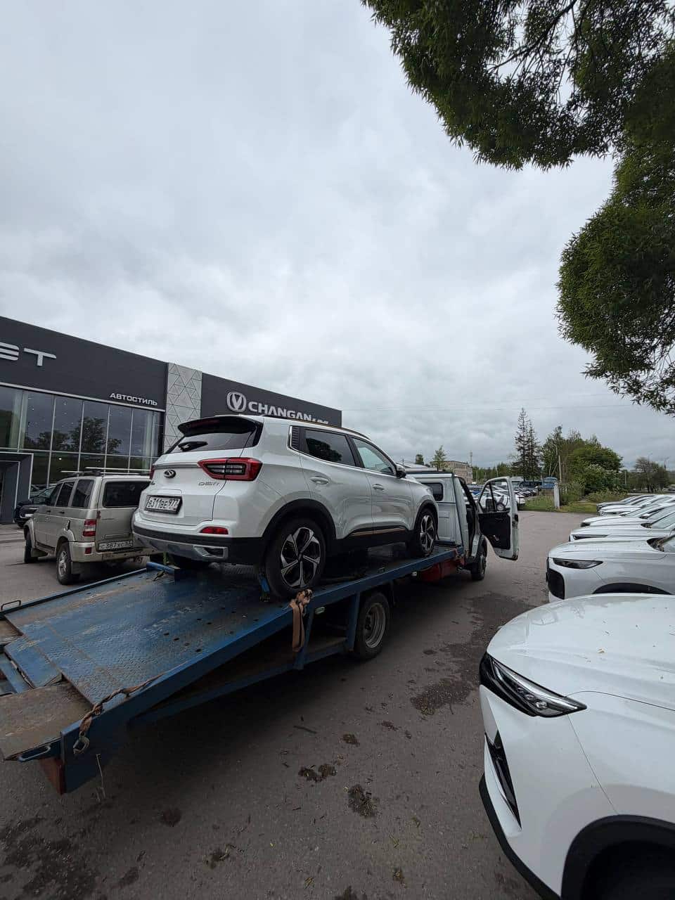 Доставка нового автомобиля из автосалона на эвакуаторе в Великом Новгороде