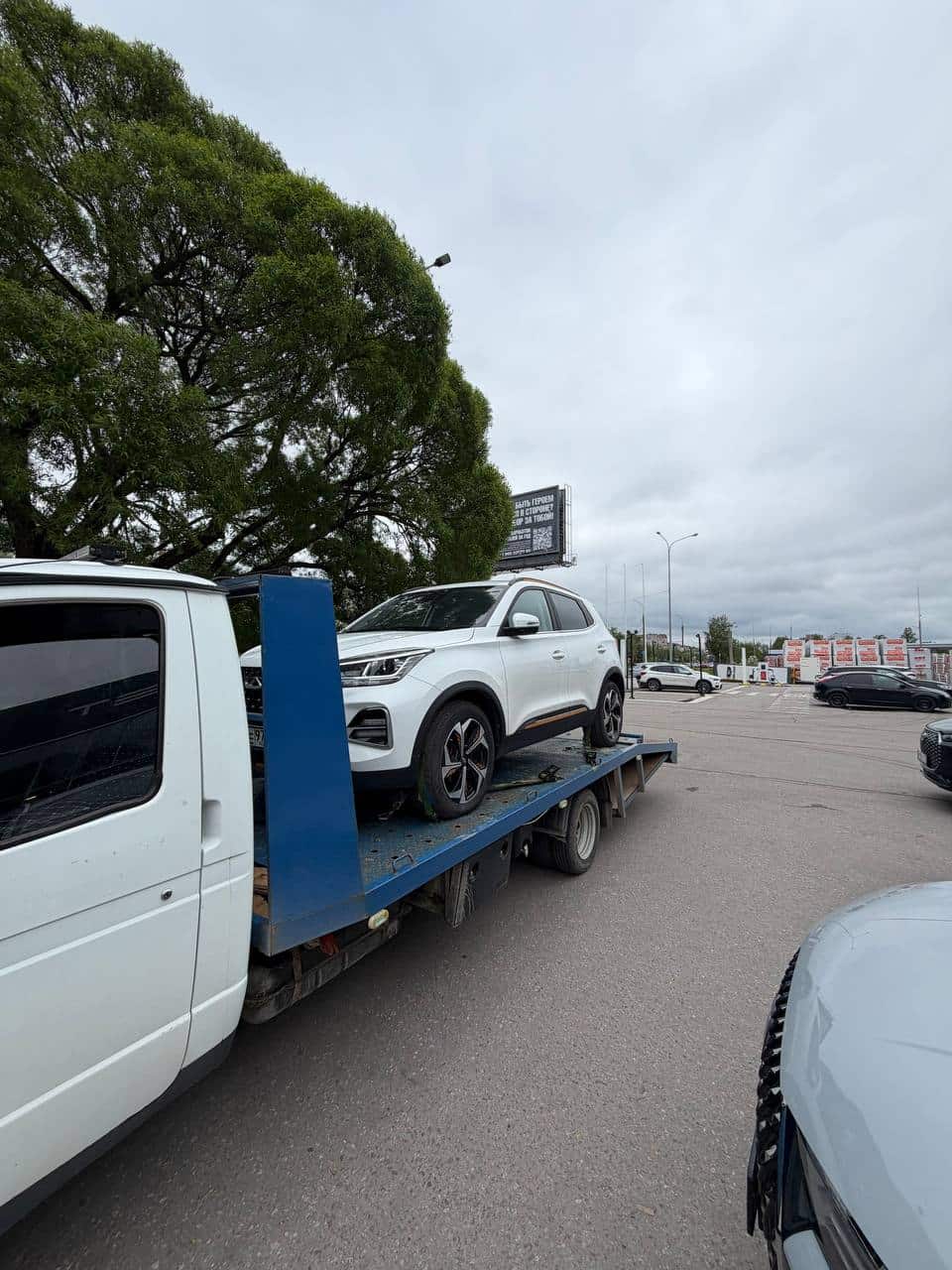 Эвакуация кроссовера Chery на платформе в Великом Новгороде