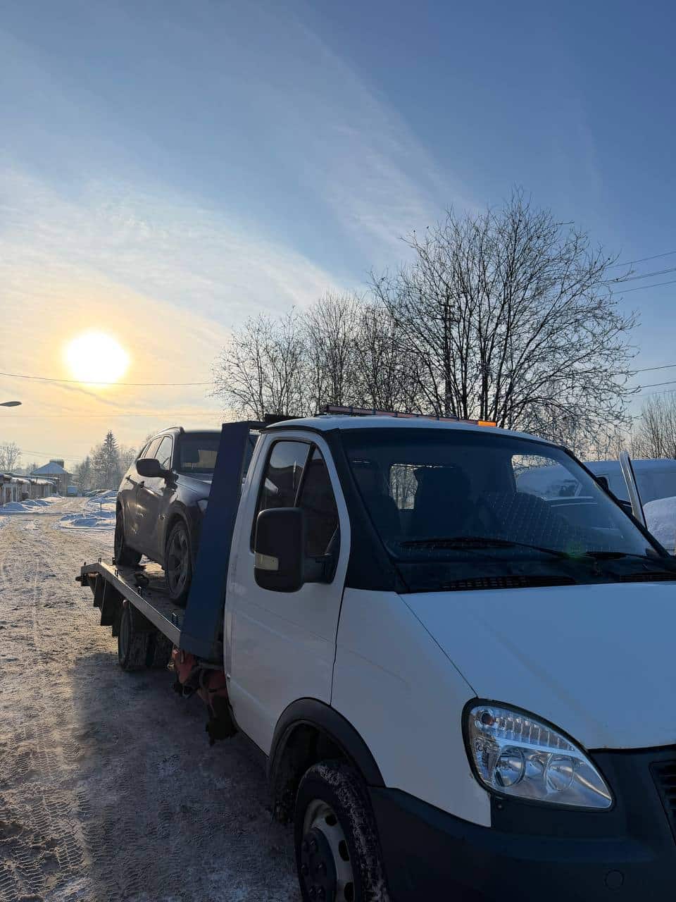 Эвакуация кроссовера зимой на рассвете в Великом Новгороде