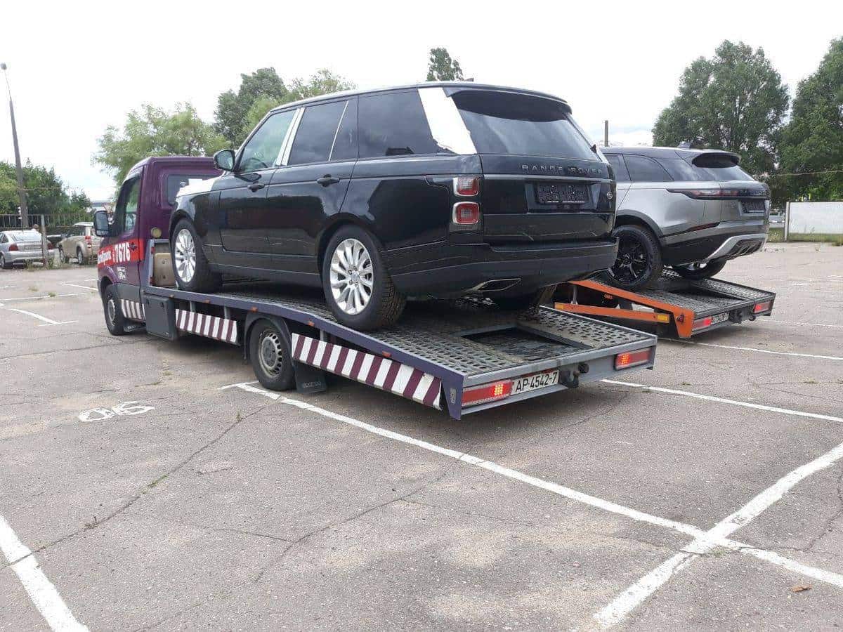 Перевозка премиального внедорожника Range Rover на эвакуаторе